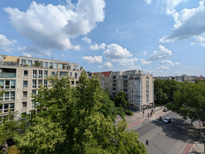 Auch die Superweitwinkelkamera macht schöne Bilder, die allerdings eine geringere Auflösung haben. (Bild: Tobias Költzsch/Golem.de)