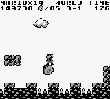 Typisch Super Mario Land: Der Nintendo-Klempner muss rotierende Felsbrocken nutzen, um von links nach rechts zu gelangen. (Quelle: Moby Games)