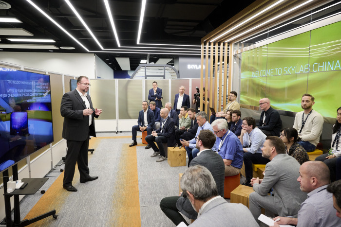Nicolai A. Krämer, Director BMW Connected Company, erläutert das Bedienkonzept der Neuen Klasse. (Bild: Tom Kirkpatrick/BMW)