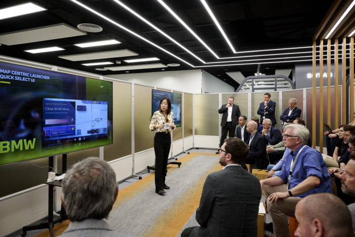 Die Navi-Darstellung, aber auch Apps und Assistenten werden für den chinesischen Markt im R&amp;D-Center angepasst. (Bild: Tom Kirkpatrick/BMW)