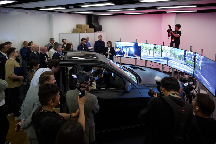 In einem Labor testen Psychologen und Designer mit Probanden das Bedienkonzept der Neuen Klasse von BMW. (Bild: Tom Kirkpatrick/BMW)