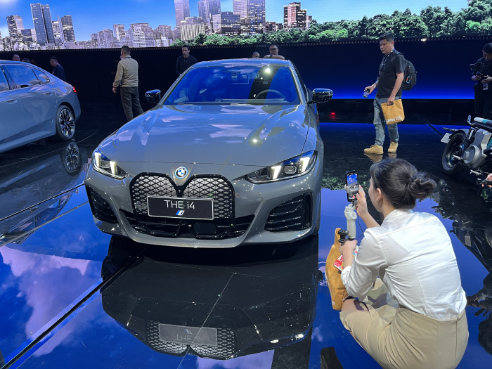Die 4er-Reihe gehört in Deutschland zu den meistverkauften E-Autos der Marke. In Peking zeigt BMW eine Modellaktualisierung des i4. (Bild: Dirk Kunde)