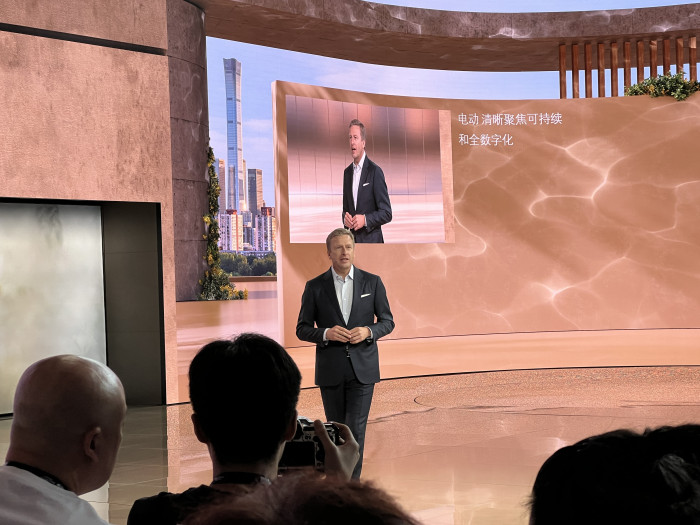 BMW-Chef Oliver Zipse präsentiert bei der Messe "China Auto 2024" seine Vision für kommende E-Autos der Marke. (Bild: Dirk Kunde)