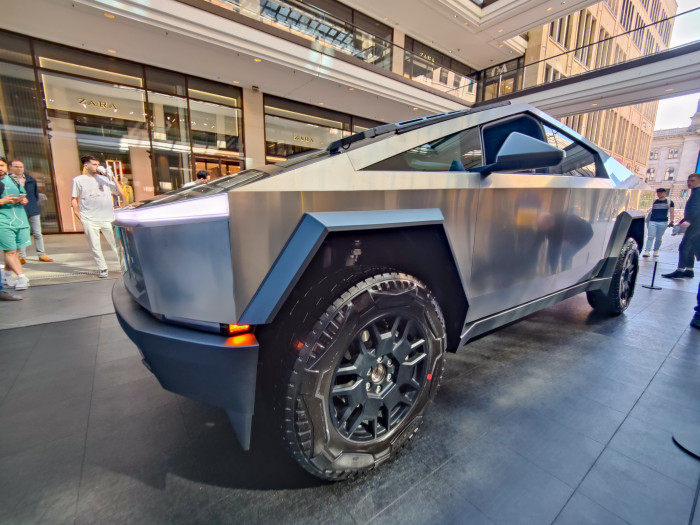 Tesla zeigt den futuristisch aussehenden Cybertruck von Mai bis Juli 2024 in Europa. (Foto: Martin Wolf/Golem.de)