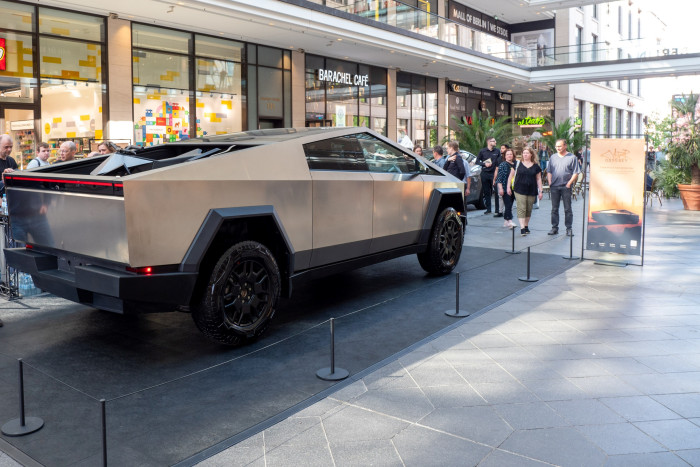 Mit einer Länge von 5,7 m ist der Cybertruck für US-Verhältnisse kein besonders großer Pick-up. (Foto: Martin Wolf/Golem.de)