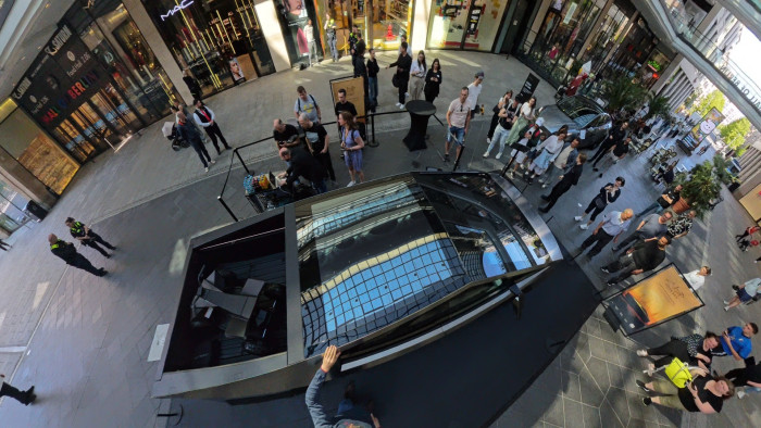 Die Karosserie besteht vor allem aus Glas und Edelstahl. (Foto: Martin Wolf/Golem.de)