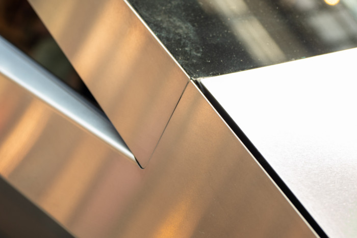 Die Verarbeitung von Edelstahlblechen zu einer Autokarosserie hat Tesla vor Probleme gestellt. (Foto: Martin Wolf/Golem.de)