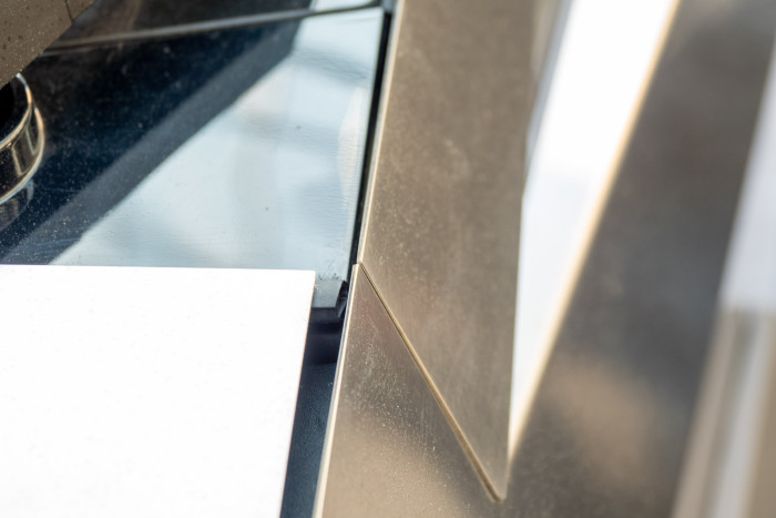 An manchen Stellen sind die Übergänge zwischen den Blechen deutlich zu sehen. (Foto: Martin Wolf/Golem.de)