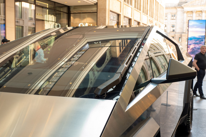 Der Scheibenwischer des Cybertrucks hat eine beeindruckende Größe. (Foto: Martin Wolf/Golem.de)