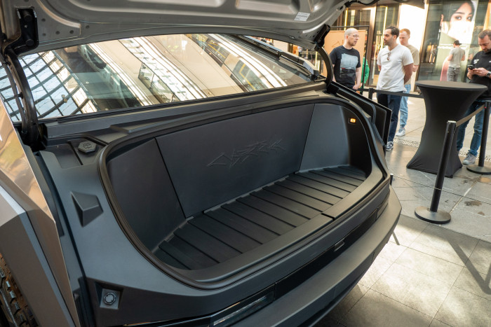 Auch der Stauraum unter der Fronthaube ist verhältnismäßig groß. (Foto: Martin Wolf/Golem.de)