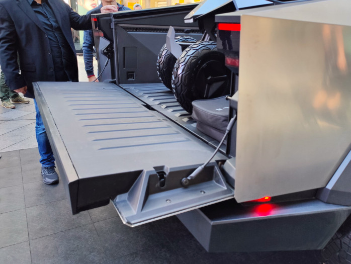 Die Heckklappe lässt sich automatisch öffnen, muss aber per Hand geschlossen werden. (Foto: Martin Wolf/Golem.de)