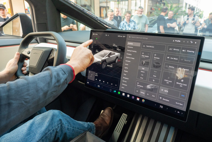Es gibt keinen Blinkerhebel, die Auswahl des Ganges erfolgt über das Infotainmentsystem. (Foto: Martin Wolf/Golem.de)
