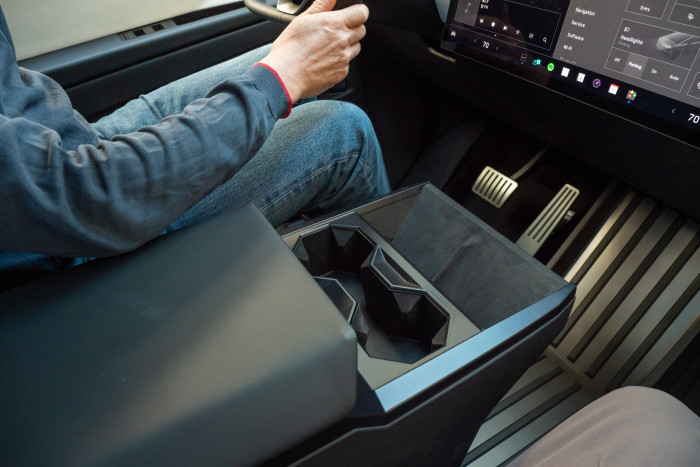 Die Mittelkonsole bietet reichlich Stauraum. (Foto: Martin Wolf/Golem.de)