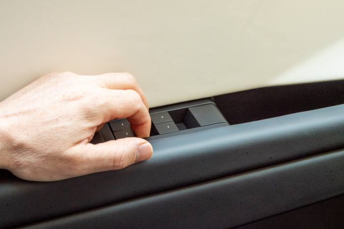 In der Fahrertür gibt es lediglich Tasten für die Fensterheber sowie für das Öffnen der Tür. (Foto: Martin Wolf/Golem.de)