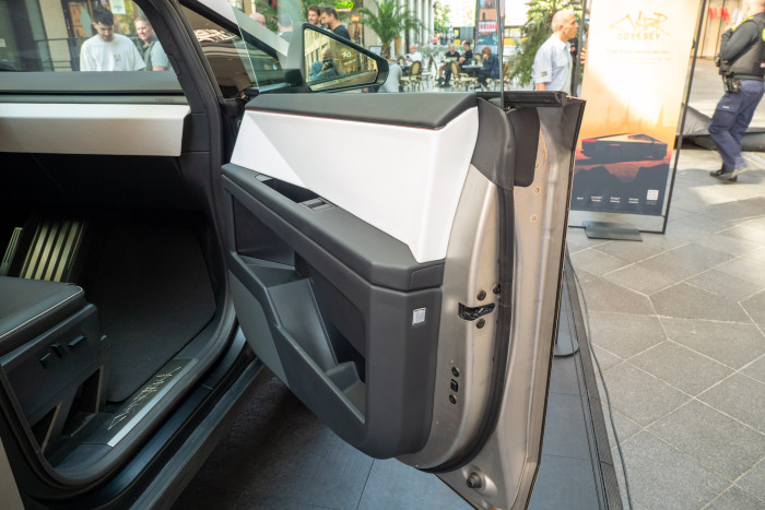 Die Tür wirkt sehr schwer beim Öffnen, fällt aber leicht ins Schloss. (Foto: Martin Wolf/Golem.de)