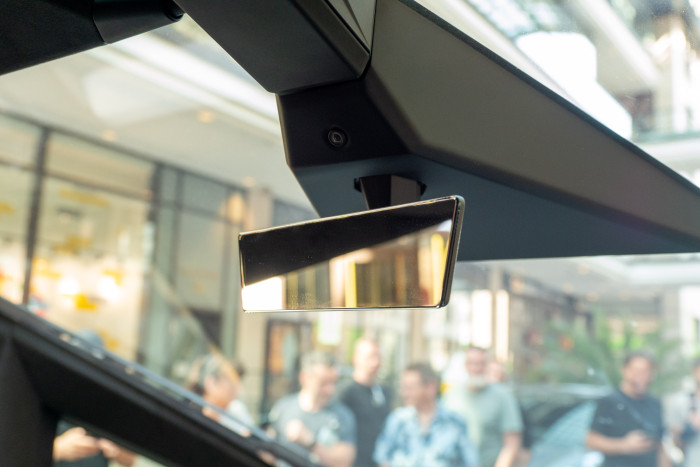 Der Innenspiegel ist noch nicht digital und wirkt sehr zierlich. (Foto: Martin Wolf/Golem.de)