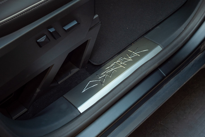 Das Cybertruck-Logo ist am Türrahmen zu sehen. (Foto: Martin Wolf/Golem.de)