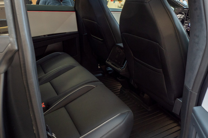 Die Passagiere auf dem Rücksitz verfügen über ein eigenes Display in der Mitte. (Foto: Martin Wolf/Golem.de)