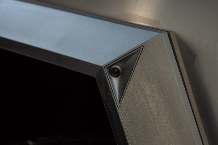 Wie üblich bei Tesla sind zahlreiche Kameras an der Karosserie angebracht, so auch an den Radhäusern. (Foto: Martin Wolf/Golem.de)