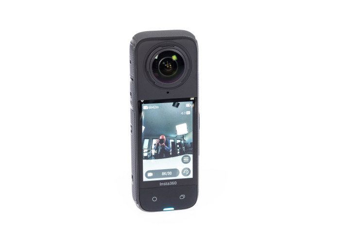 Die Insta360 X4 hat ein großes Touch-Display. (Bild: Martin Wolf/Golem.de)