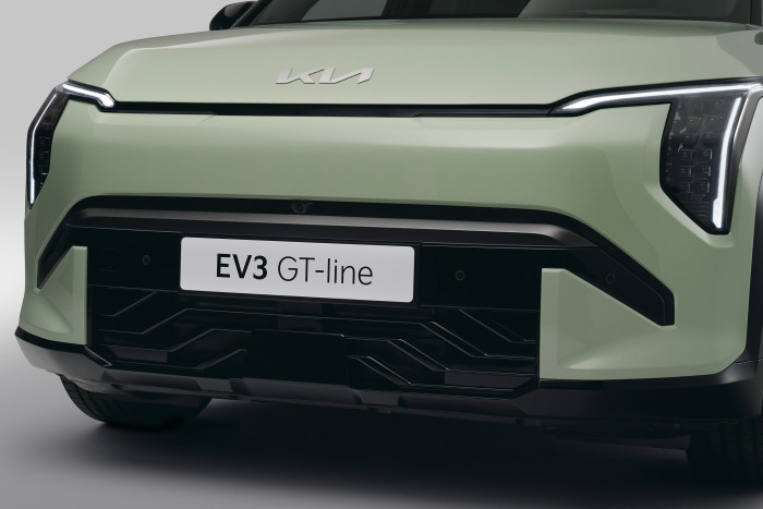Der EV3 wirkt von der Front her nicht ganz so bullig wie der große EV3. (Foto: Kia)