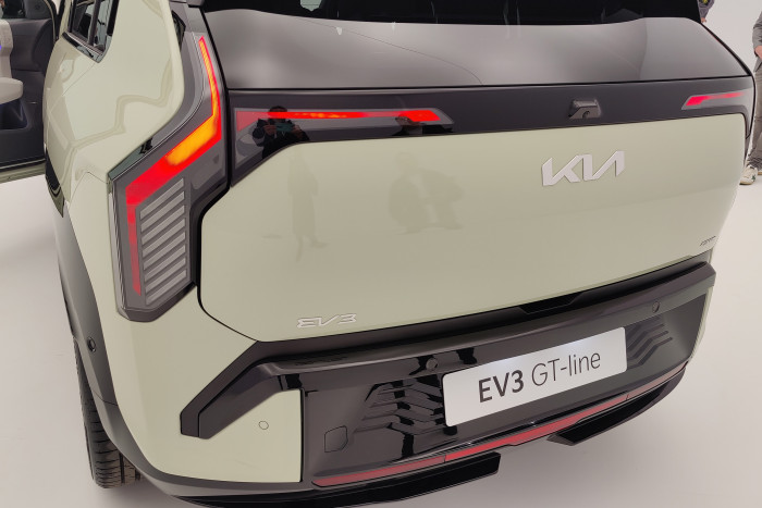 Die Heckleuchten sind ähnlich wie beim EV9 gestaltet und sollen an ein Sternbild erinnern. (Foto: Friedhelm Greis/Golem.de)