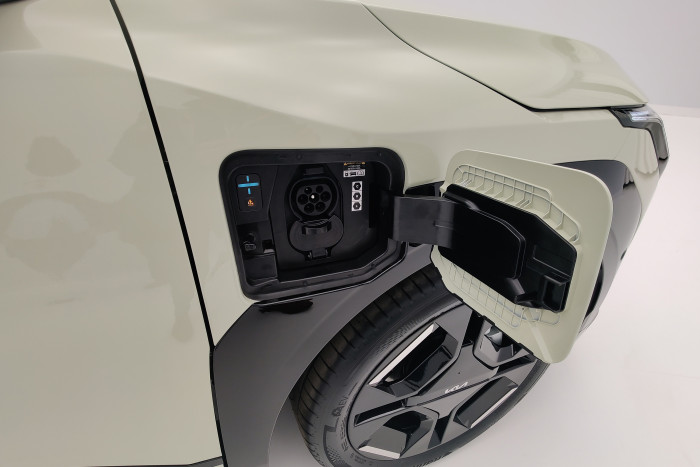 Die Ladebuchse befindet sich vorn rechts, was ungewöhnlich ist. (Foto: Friedhelm Greis/Golem.de)