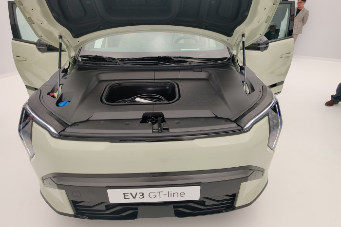 Unter der Fronthaube gibt es einen kleinen Stauraum. (Foto: Friedhelm Greis/Golem.de)