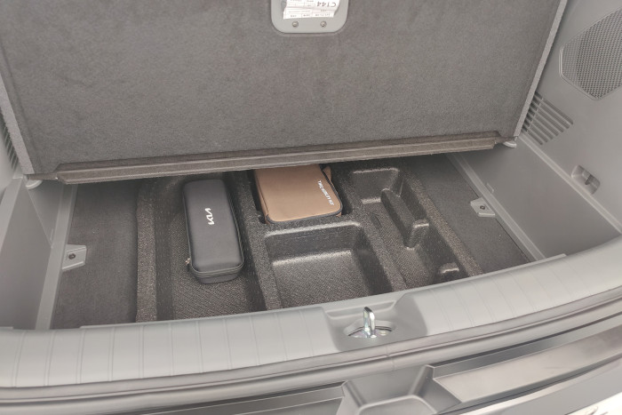 Unter dem Kofferraumboden ist ein weiterer Stauraum. (Foto: Friedhelm Greis/Golem.de)
