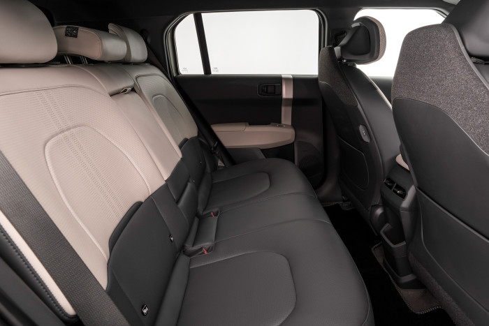 Der Radstand von 2,68 m soll auch Passagieren im Fond ausreichend Beinfreiheit ermöglichen. (Foto: Kia)