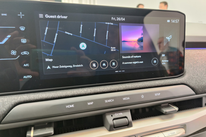 Das Infotainmentsystem entspricht demjenigen des EV9. (Foto: Friedhelm Greis/Golem.de)