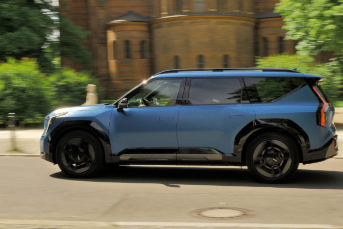 Der Kia EV9 ist ein 5 Meter langes, kantiges Elektro-SUV. (Foto: Martin Wolf/Golem.de)