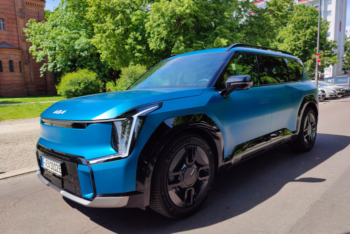 Die Front des EV9 wirkt sehr bullig, was bei der GT-Line durch die schwarzen Konturen an Kotflügel und Türen noch verstärkt wird. (Foto: Martin Wolf/Golem.de)