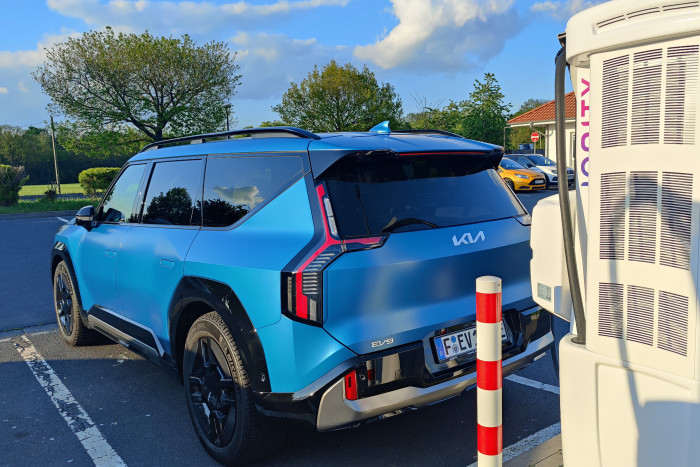 Der EV9 ist 1,98 m ohne Außenspiegel breit und etwa 1,75 m hoch. (Foto: Friedhelm Greis/Golem.de)