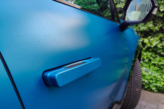 Die automatisch ausfahrenden Türgriffe sind serienmäßig enthalten. (Foto: Martin Wolf/Golem.de)