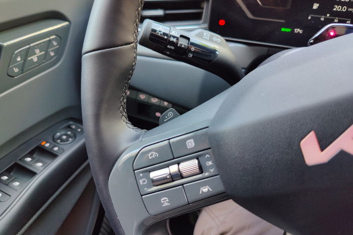 Anders als Hersteller wie Tesla setzt Kia weiterhin auf viele physische Tasten und Schalter. (Foto: Martin Wolf/Golem.de)