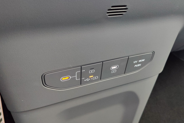 USB-C-Buchsen sind im gesamten Innenraum verteilt, auch für die Fondpassagiere. (Foto: Martin Wolf/Golem.de)