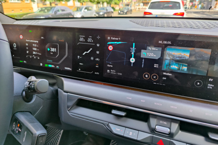 Zwischen Fahrerdisyplay und Infotainment gibt es noch einen kleinen Bildschirm für die Klimatisierung. (Foto: Martin Wolf/Golem.de)