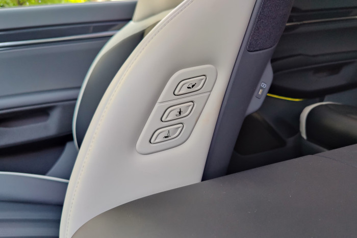 Die Position des Beifahrersitzes lässt sich auch durch den Fahrer leicht einstellen. (Foto: Martin Wolf/Golem.de)