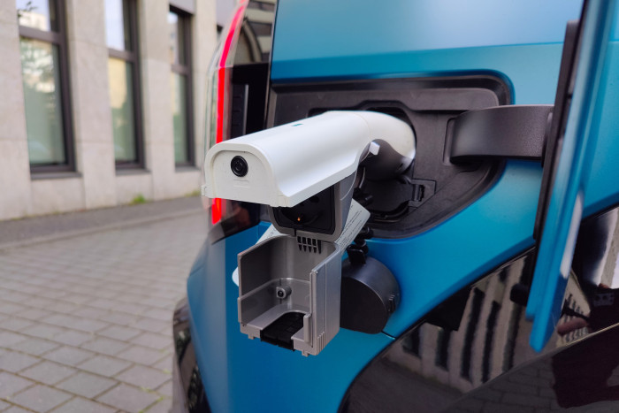 Über einen Adapter lassen sich externe Wechselstromgeräte anschließen. (Foto: Martin Wolf/Golem.de)