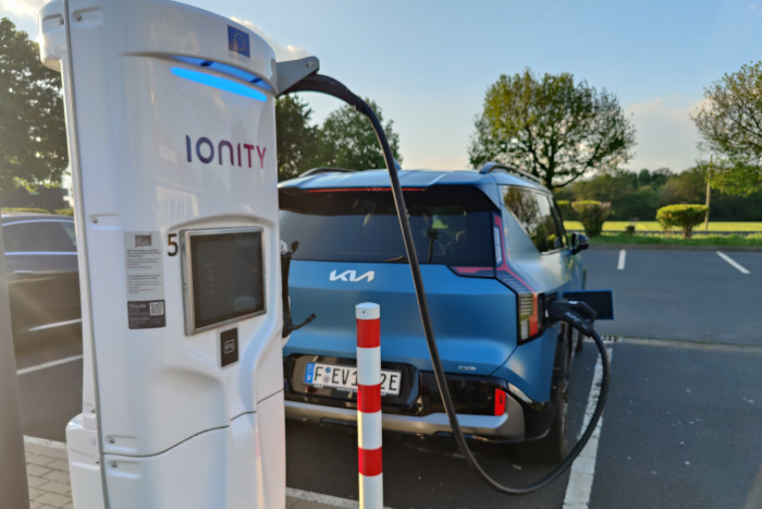 Der EV9 verfügt über ein 800-Volt-System und lädt mit einer Leistung von bis zu 210 kW. (Foto: Friedhelm Greis/Golem.de)