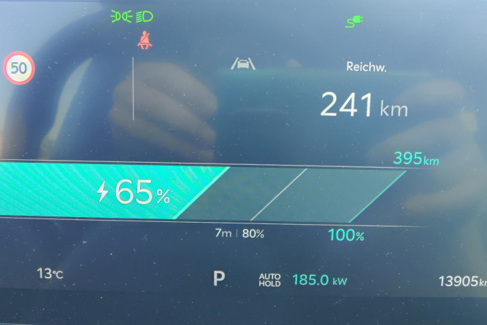 Auch bei einem Ladestand von 65 Prozent lag die Ladeleistung noch bei 185 kW. (Foto: Friedhelm Greis/Golem.de)
