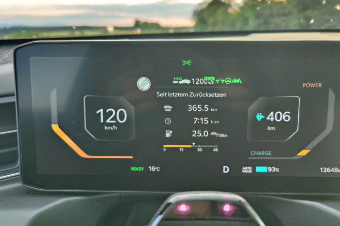 Eine Reichweite von rund 400 km ist auf der Autobahn bei Tempo 120 möglich. (Foto: Friedhelm Greis/Golem.de)