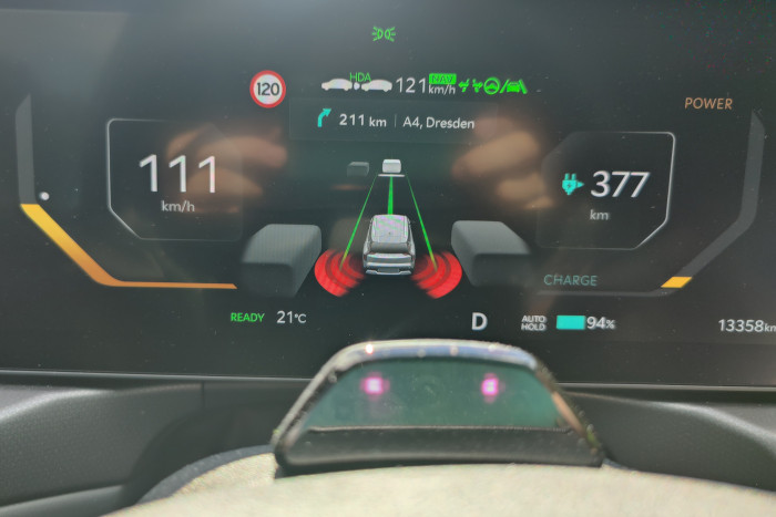 Im Display ist zu sehen, welches System gerade aktiviert ist. (Foto: Friedhelm Greis/Golem.de)