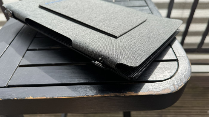 Zusammengefaltet: Big Blue Solar Powa 30 (Bild: Jürgen Vielmeier)