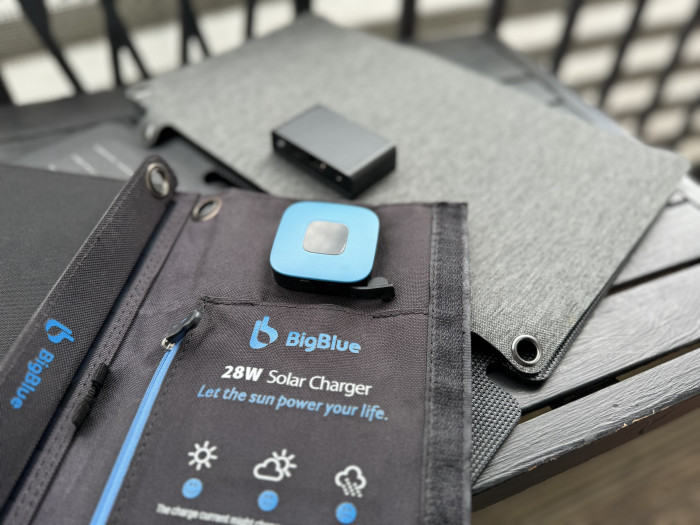 Die Lade-Plugs der Big Blue Solar Powa 28 (links) und 30 (Bild: Jürgen Vielmeier)