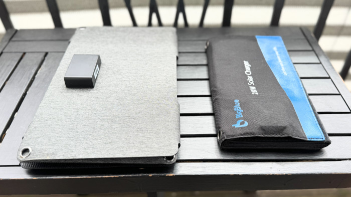 Die Big Blue Solar Powa 30 (links) und 28 im Vergleich (Bild: Jürgen Vielmeier)