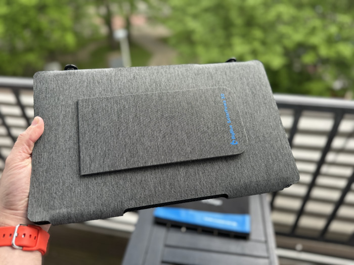 Zusammengefaltet: Big Blue Solar Powa 30 (Bild: Jürgen Vielmeier)