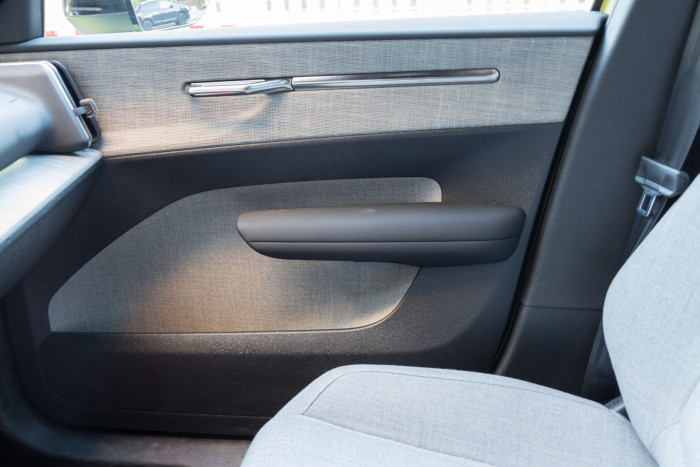 Freischwebende Armstützen und schicke Türöffner. (Bild: Werner Pluta/Golem.de)