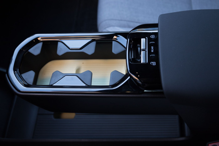 Ein Getränkehalter kann ausgefahren werden. (Bild: Werner Pluta/Golem.de)